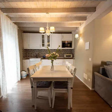 Apartment 75 Mq For 5-6 P 100 M From The Domaso